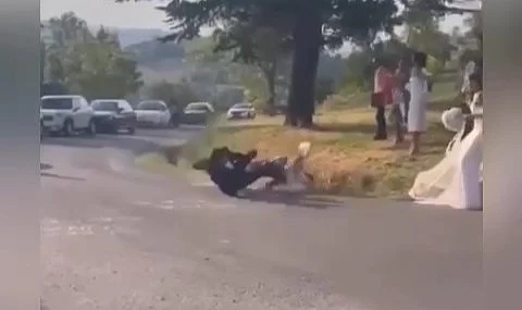 Düğün alanına havalı giriş yapmak isteyen damat hastanelik oldu