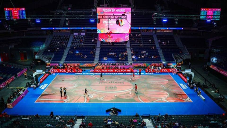 FIBA'dan bir ilk: Müsabaka cam zeminli sahada oynandı