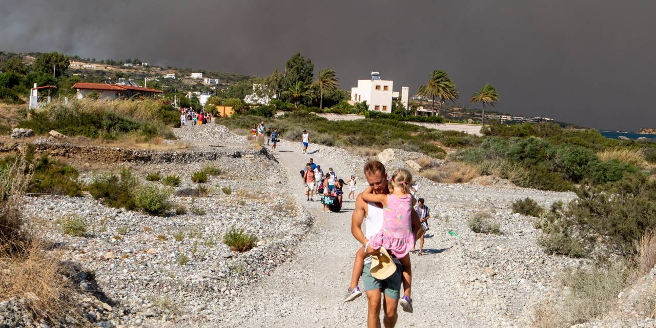 Rodos Adası'ndaki yangın 6 gündür sürüyor, yayılmaya da devam ediyor! En büyük operasyonla 19 bin kişi tahliye edildi
