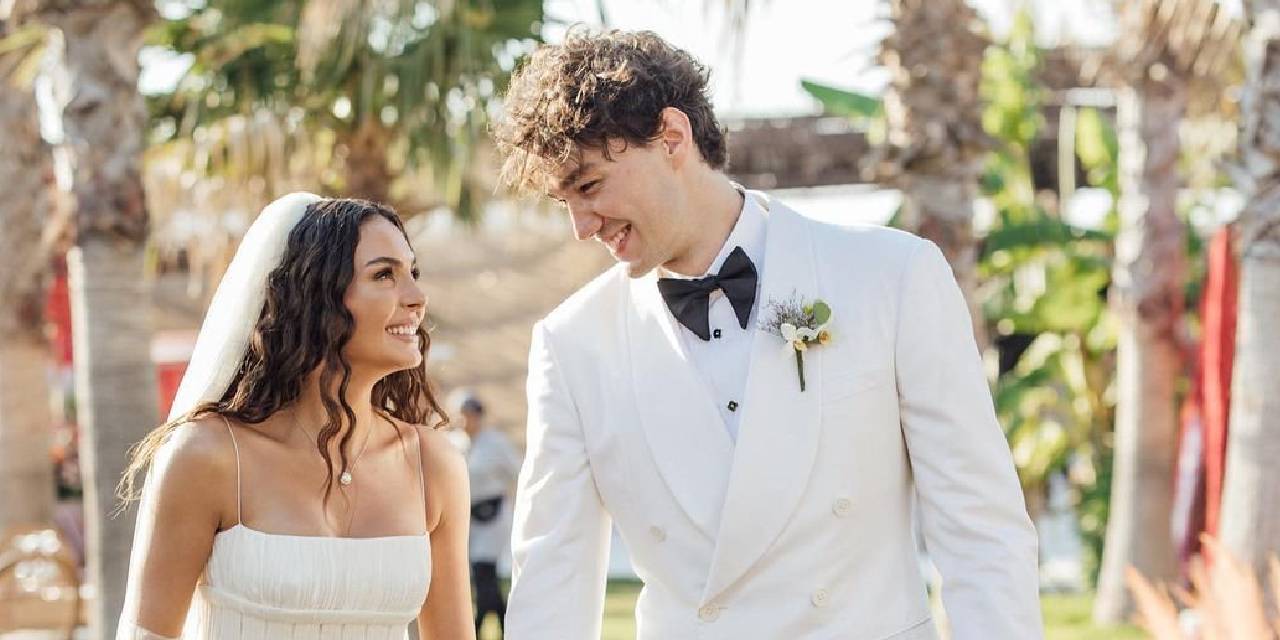 Tatile çıkmışlardı... Cesur pozlara beğeni yağdı... Ebru Şahin’den eşi Cedi Osman’a özel pozlar