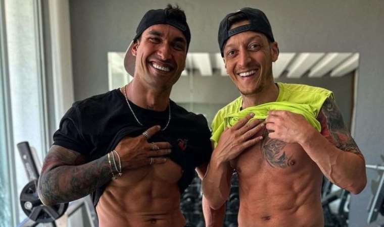 Mesut Özil'in Göğsüne Yaptırdığı Dövme Almanya'da Tepki Topladı