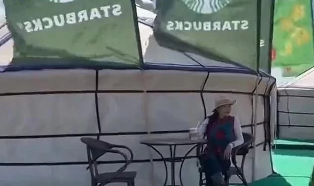 Moğolistan'da açılan Starbucks sosyal medyada gündem oldu