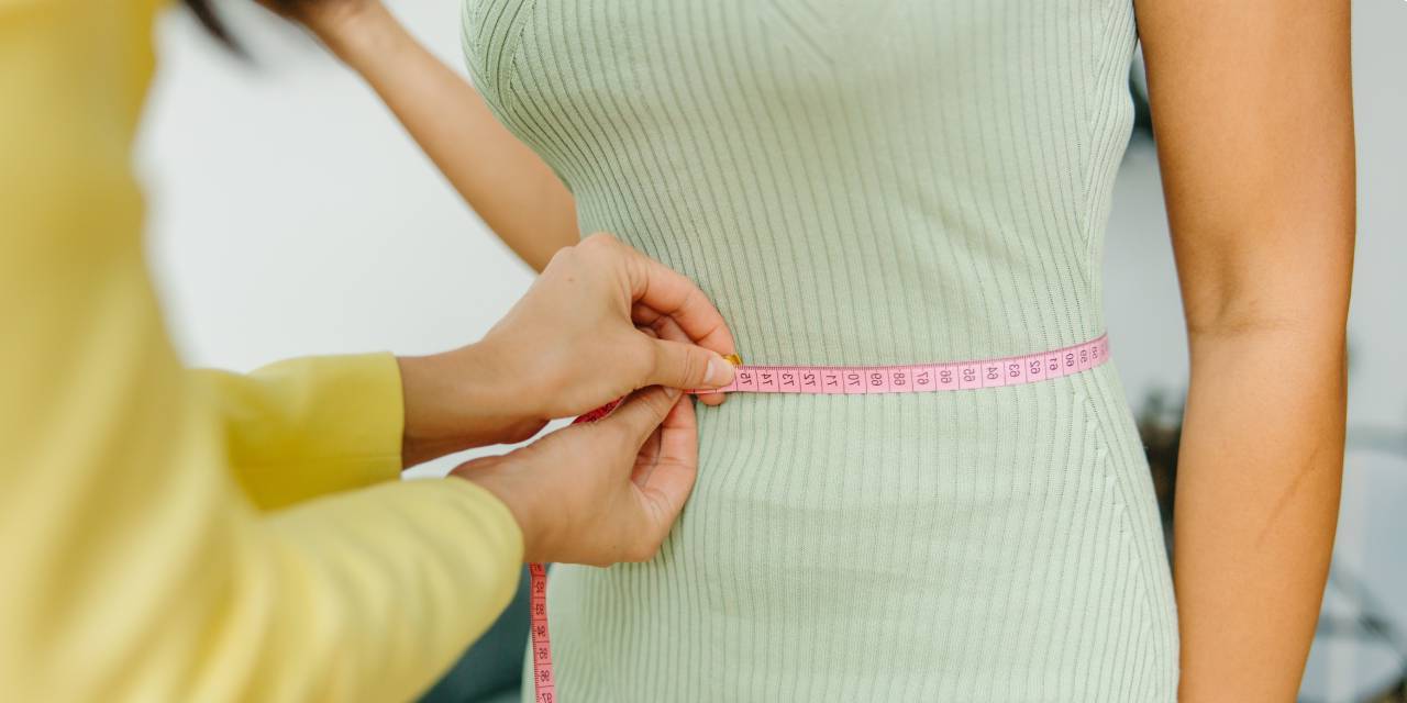 Göbek yağlarınızdan kurtulamıyorsanız dert etmeyin, bu giyim tüyoları kurtarıcınız olacak...