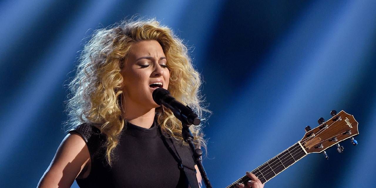 Ünlü şarkıcı düştükten sonra hastaneye kaldırıldı: Durumu ciddi