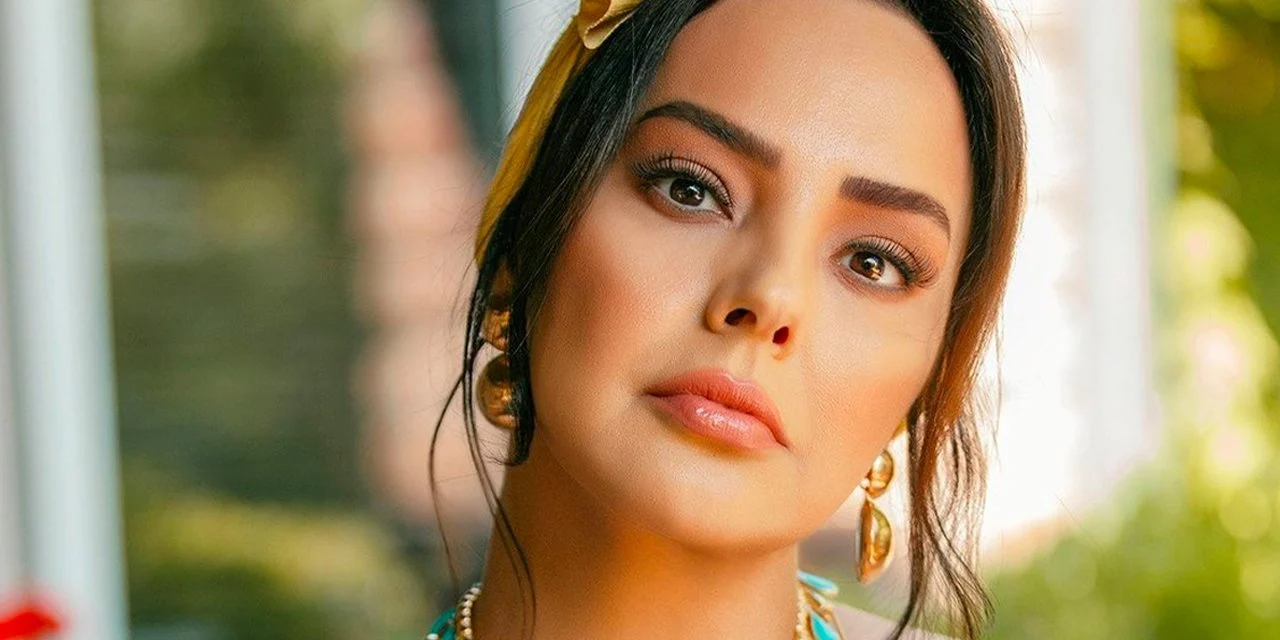 Ünlü şarkıcının estetiksiz haline benziyor... Ebru Gündeş'in kız kardeşi ortaya çıktı: Yıllardır sır gibi saklamış