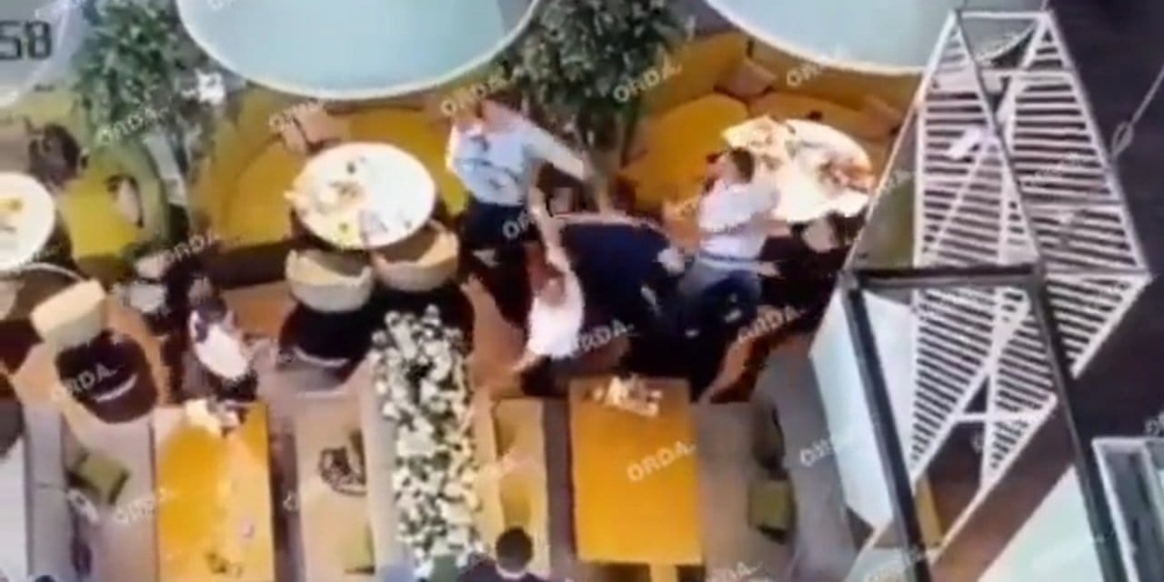Dünya Şampiyonu Boksör Kucağında Bebeği Olan Adamı Dövdü