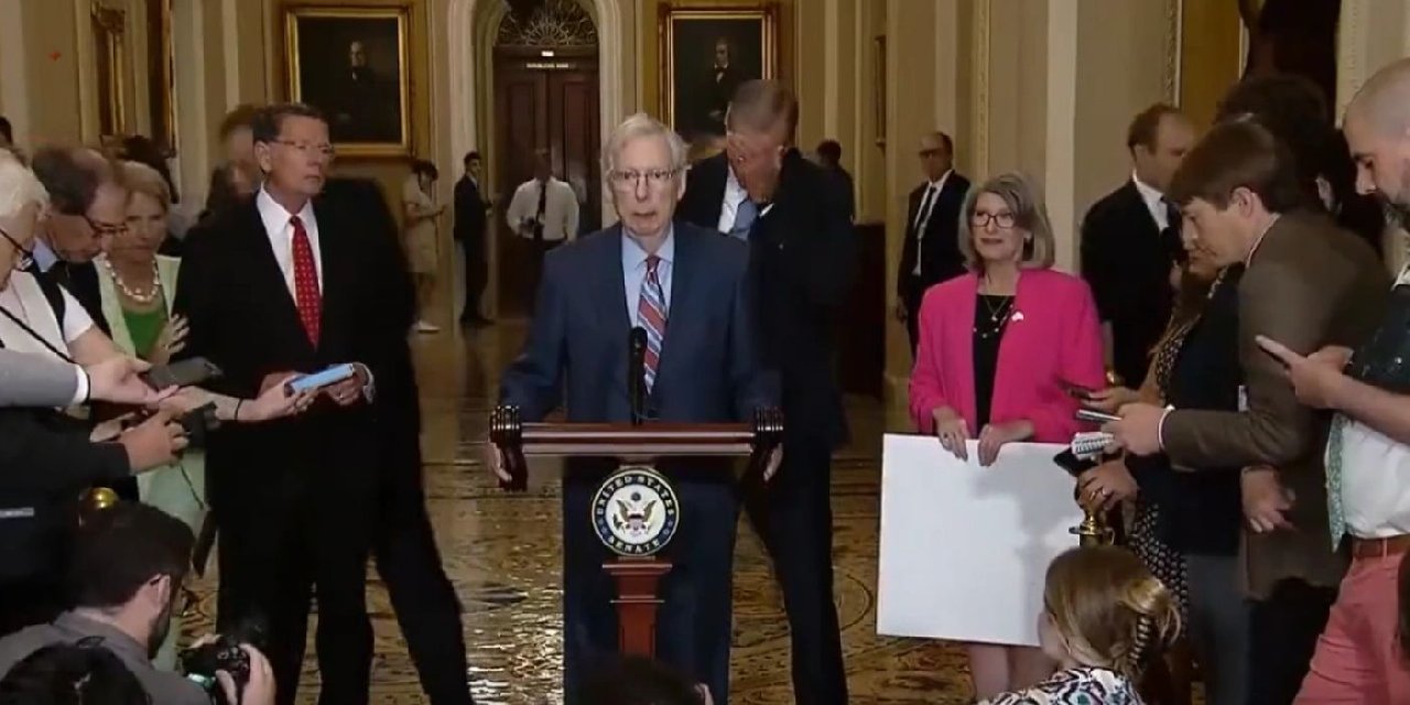 ABD'li Senatör Konuşurken Dondu Kaldı: O 20 Saniyede Ne Oldu?