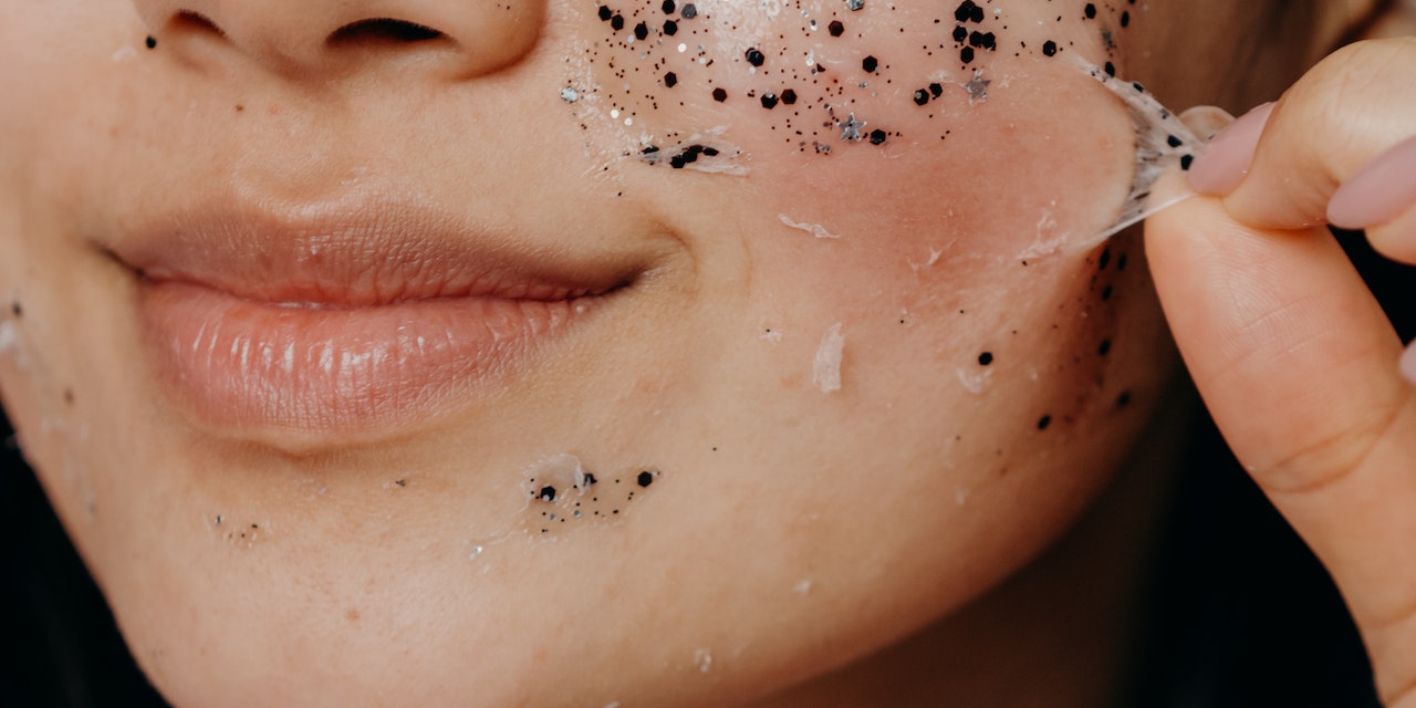 Tek Bir Masaj Hareketiyle Ciltteki Ölü Deriyi Söküp Atıyor!