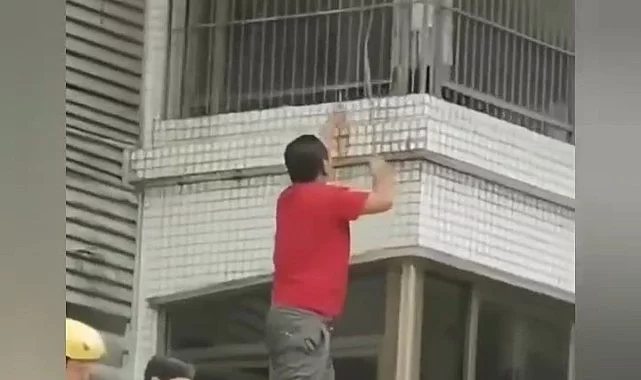 Küçük çocuk, yangından son anda böyle kurtarıldı