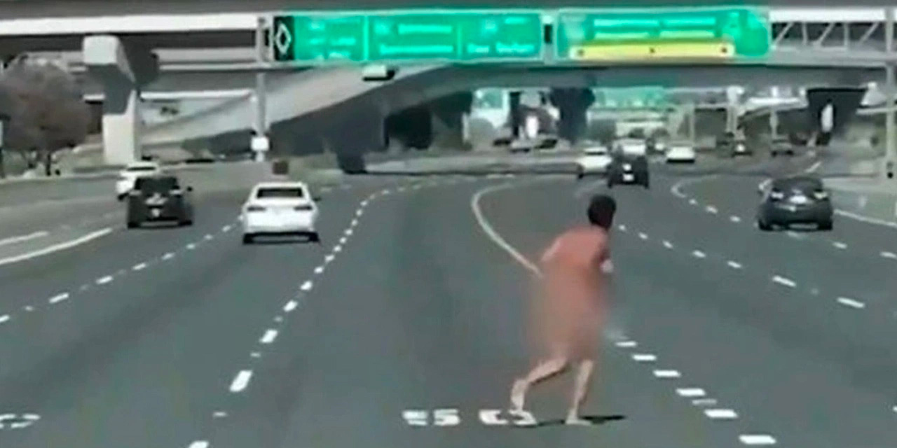 Bir kadın çırılçıplak otoyolda dehşet saçtı! Elindeki silahla rastgele ateş etti