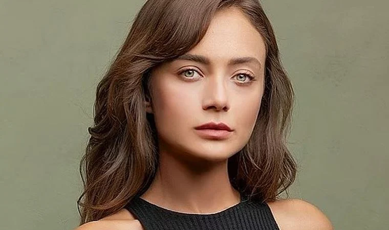 İçine hiçbir şey giymedi! Damla Sönmez'in yatak pozuna yorum yağdı: Maviye Sürgün’ün Defne'sinin yatak pozu hayran bıraktı