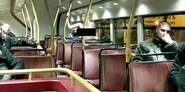 Çift katlı otobüste uluorta ilişkiye girdiler, şoför müdahale etti... Yolcular şoföre alkışlarla destek verdi...