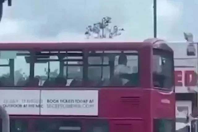 Şok edici an! Yolculara aldırış etmeden çift katlı otobüsün üst katında cinsel ilişkiye girdiler...