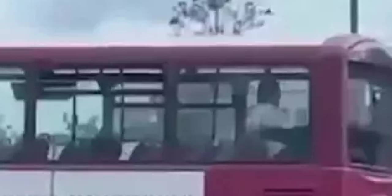 Güpegündüz otobüsün içinde skandal! Yolculara aldırış etmeden cinsel ilişkiye girdiler... Tepkiler gecikmedi