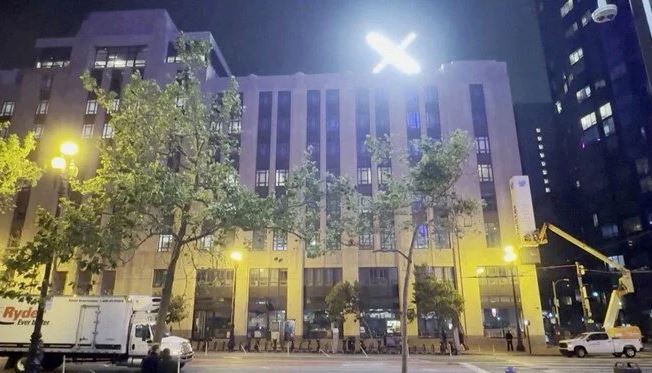 X'in Işığı Komşuları Çileden Çıkardı