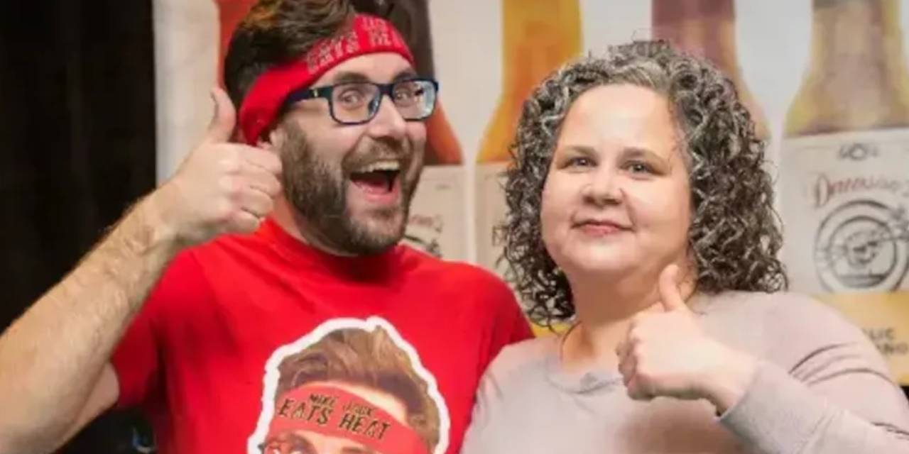 Dünyanın en acı biberini yedikten sonra dakikalarca öpüşen çift rekor kırdı