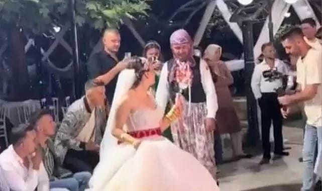 Adetin böylesi! Gelin düğünde damada tasma taktı