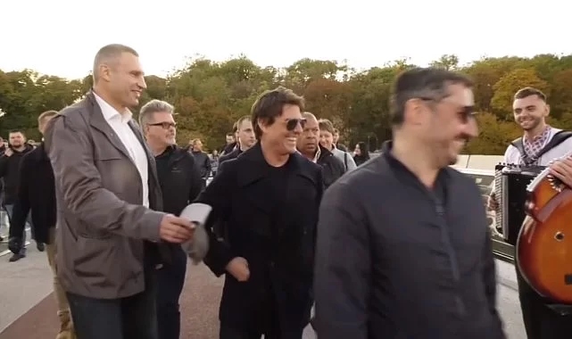 Tom Cruise'u gören sokak müzisyenlerinden büyük sürpriz