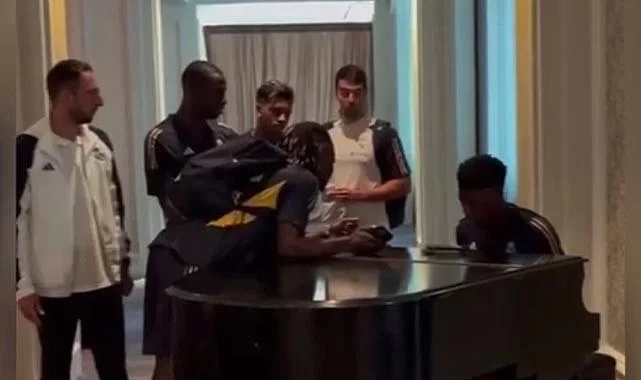 Real Madrid'li Tchouameni'den hayran bırakan piyano performansı