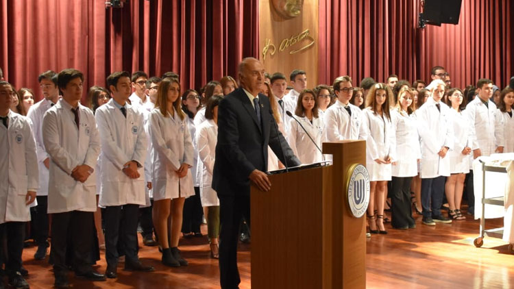Tıp öğrencileri beyaz önlüklerini giydiler