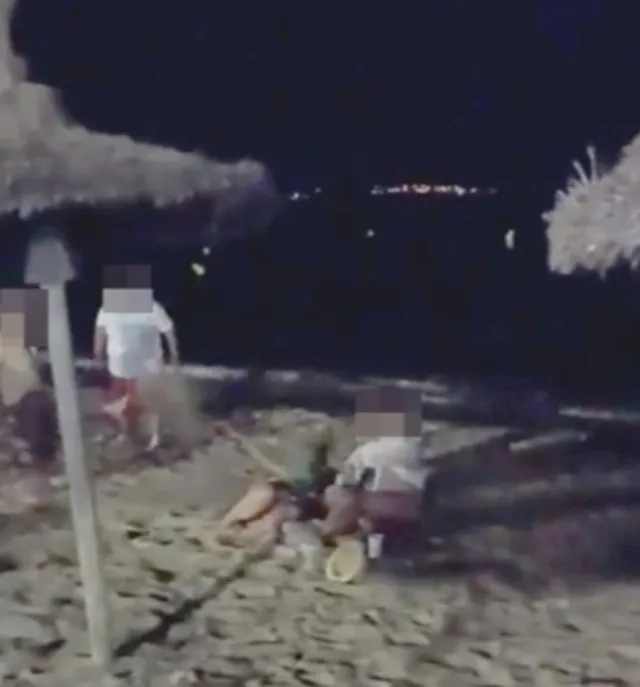 Sahilde cinsel ilişkiye giren çifti görünce öfkeden deliye döndüler!