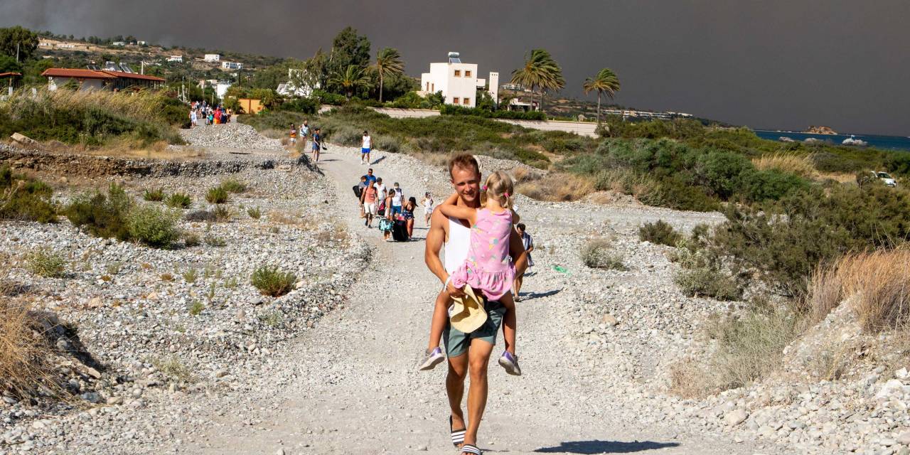 Rodos'taki yangınlardan etkilenen turistlere bir hafta ücretsiz tatil