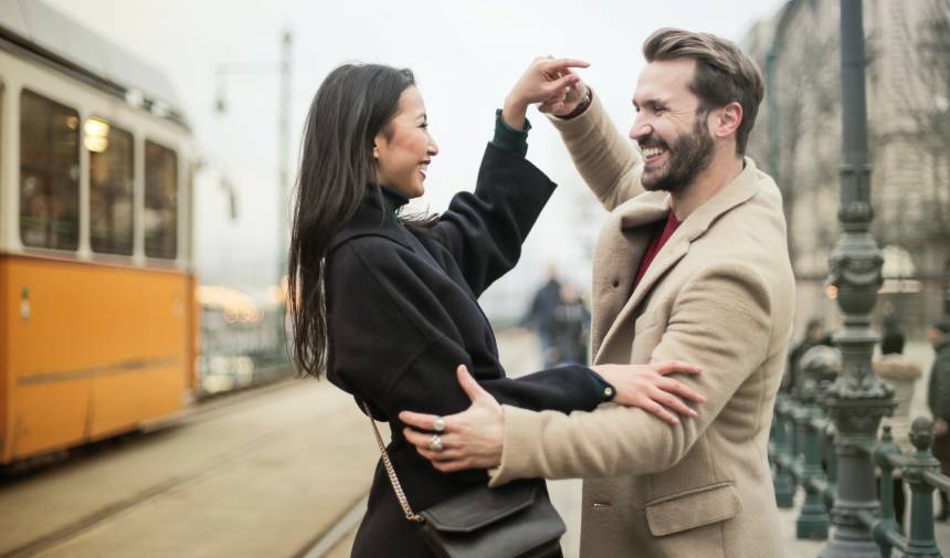 Love bombing nedir, belirtileri nelerdir? Love bombinge maruz kaldığınızı nasıl anlarsınız?