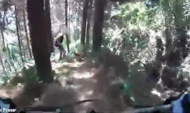 Kask kamerasına saniye saniye yansıdı! Dağ bisikletçisi yanlışlıkla ormanda cinsel ilişkiye giren çifte çarpacaktı