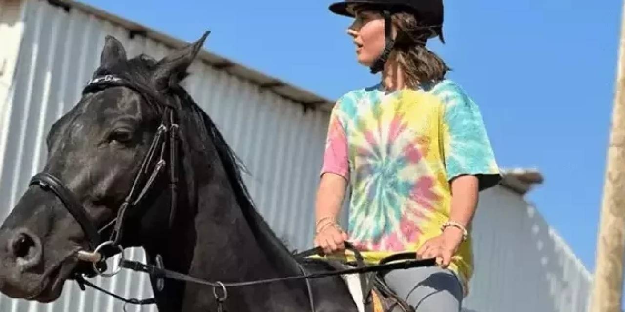 Ünlü oyuncu depremde kurtarılan atı sahiplendi