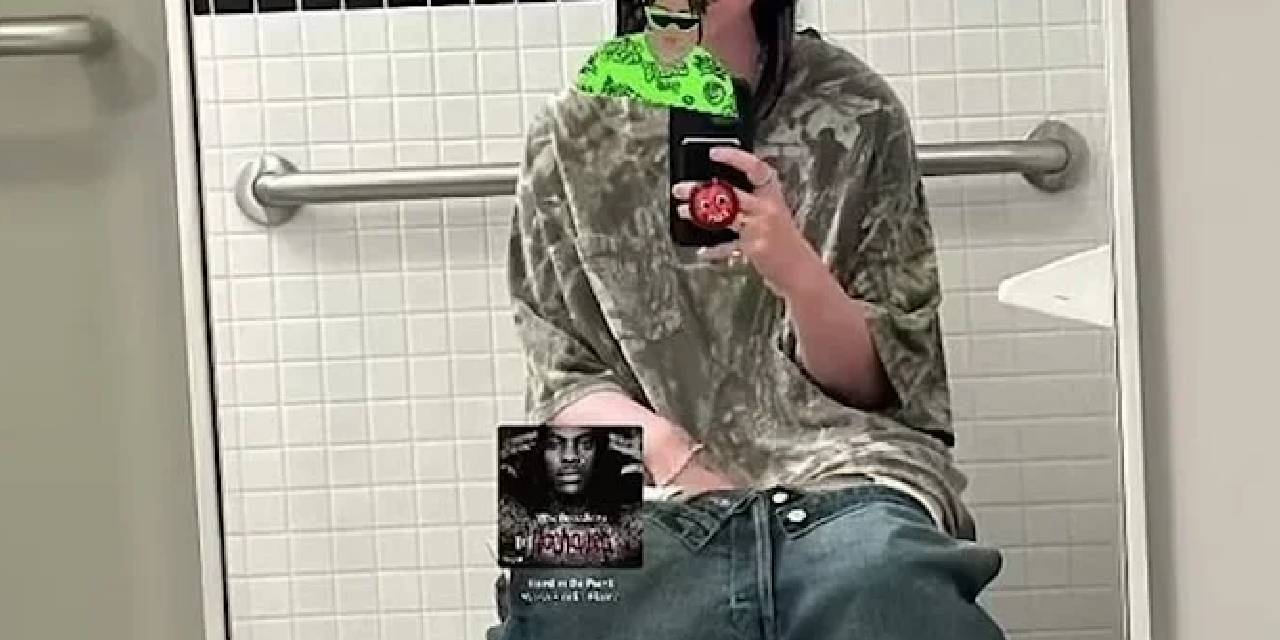 Ünlü şarkıcı tuvalet selfie’siyle sosyal medyayı yıktı geçti