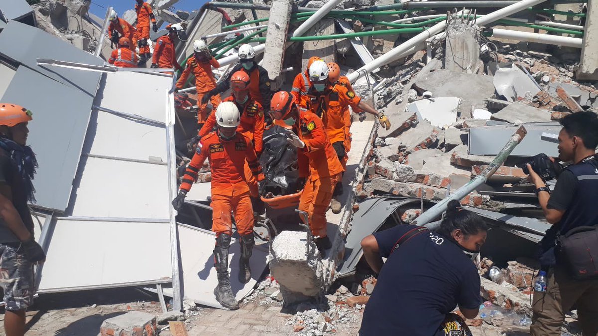 Endonezya'da deprem ve tsunami sonrası ölü sayısı artıyor