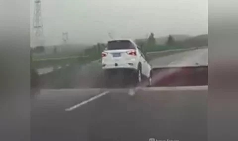 Aşırı yağışlardan yarılan yola araç düştü, o anlar bir başka aracın kamerasına yansıdı!