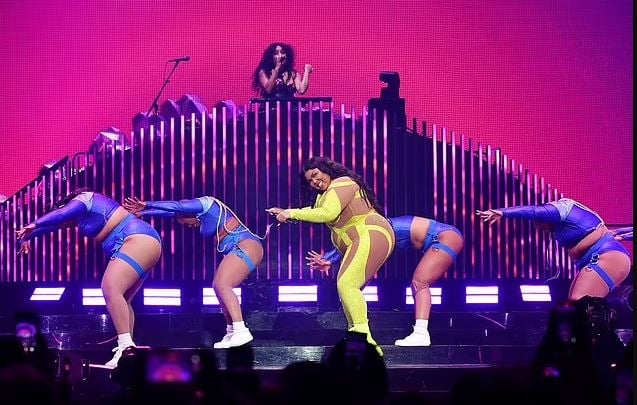 Ünlü şarkıcı sessizliğini bozdu! Muzlu cinsel ilişki eylemi iddiası...