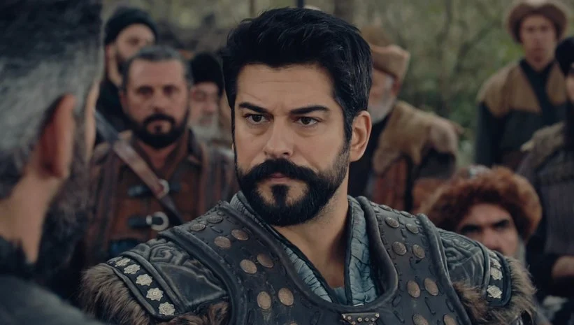 Görenler şaşırdı: 'Ablası gibi görünüyor' Burak Özçivit'in annesinin güzelliğini gören hayran kaldı!