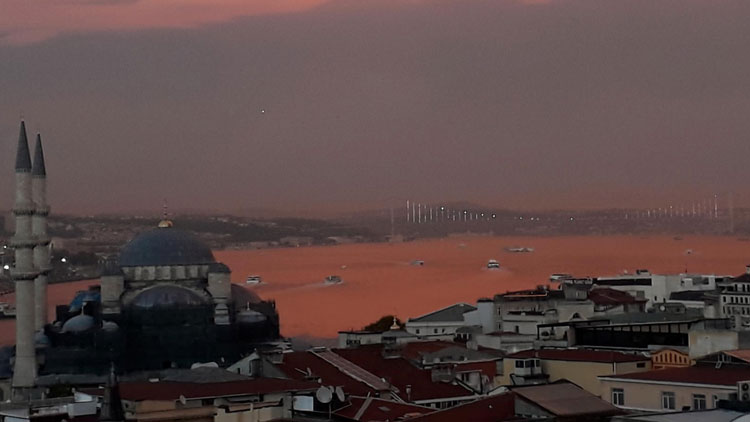 İstanbul Boğazı kızıla boyandı