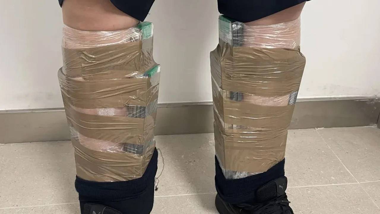 68 iPhone'u Çalıp Vücuduna Bağladı, Ağırlıktan Yürüyemeyince Yakalandı!