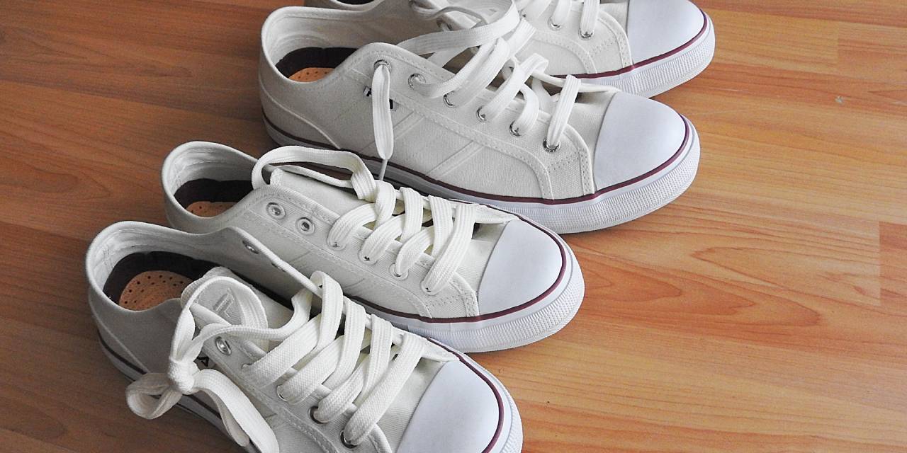 Kararmış Beyaz Ayakkabınızı O Meyveyle Silin! Ayakkabınızı İlk Günkü Haline Döndürün!