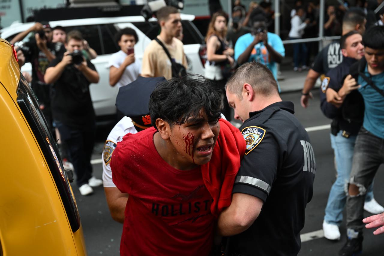 İnternet Fenomeni "Bedava Oyun Konsolu Dağıtacağım" Dedi.  New York’u Birbirine Kattı.