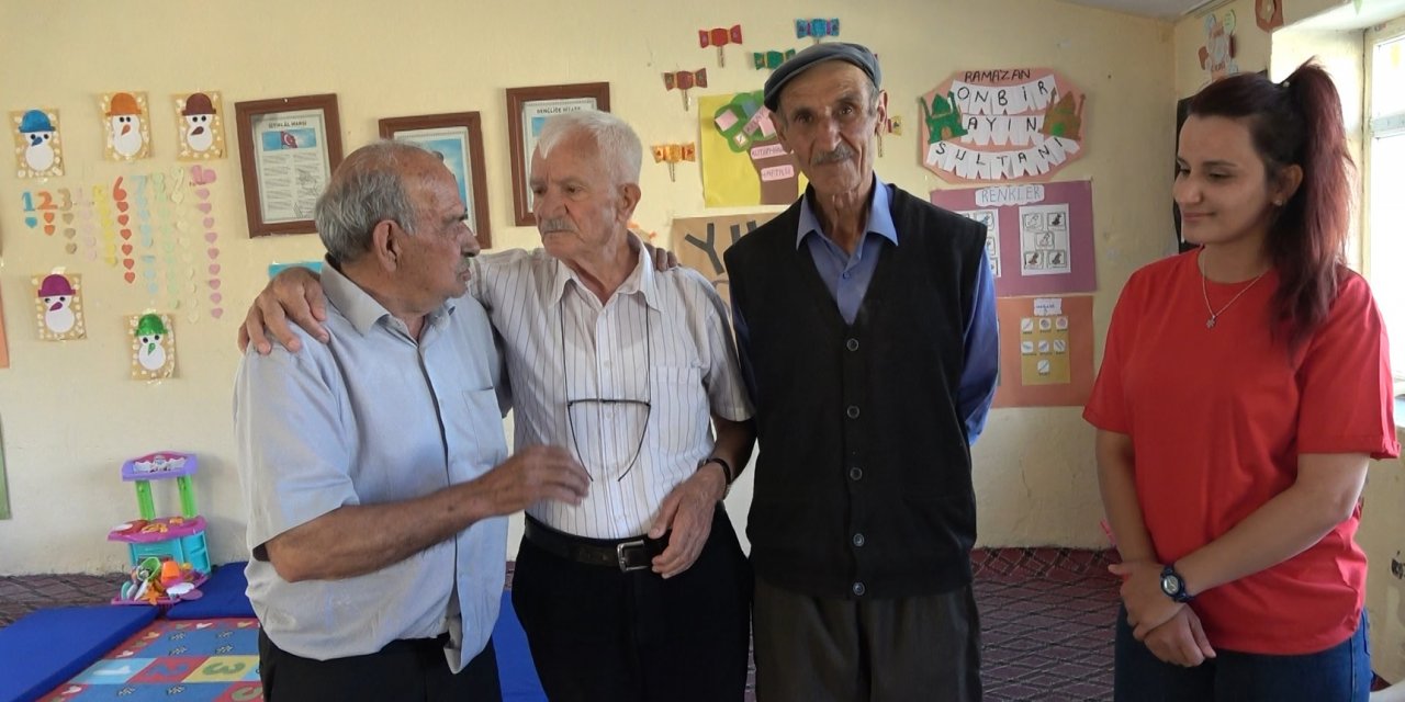 54 Yıl Önce Ders Anlattığı Okulda Öğrencileriyle Buluştu