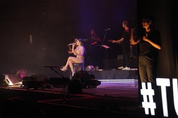 Simge Sağın'dan işaret diliyle konser