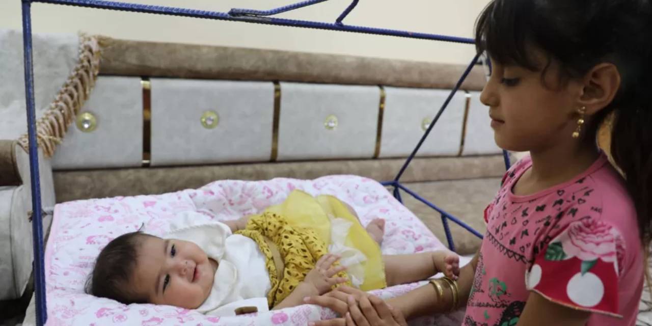 Annesi depremde ölmüştü... Dünya Afraa bebeği konuşuyor