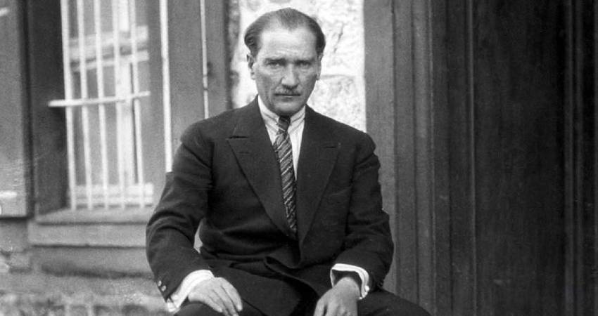 Atatürk'e yapay zeka ile 'Bir Fırtına Tuttu Bizi' türküsünü söylettiler