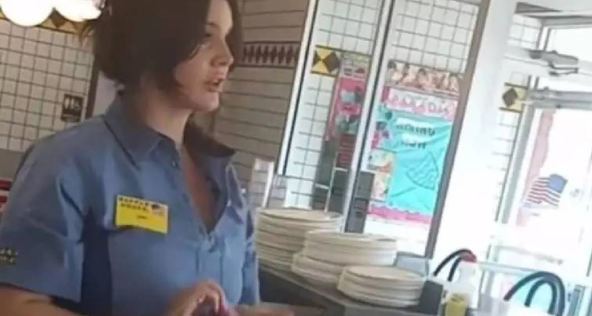 Ünlü şarkıcı garson kıyafetiyle kalça dansı yaptı!