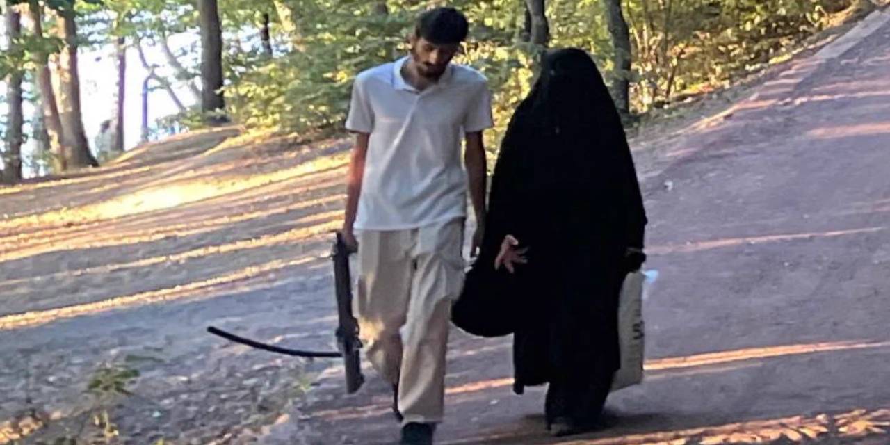 İstanbul'da tedirgin eden görüntü: 2 silahla gezerken görüntülendiler