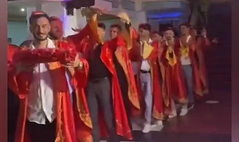 İlginç anlar; damat ve arkadaşları gelinin kına gecesine böyle katıldı!