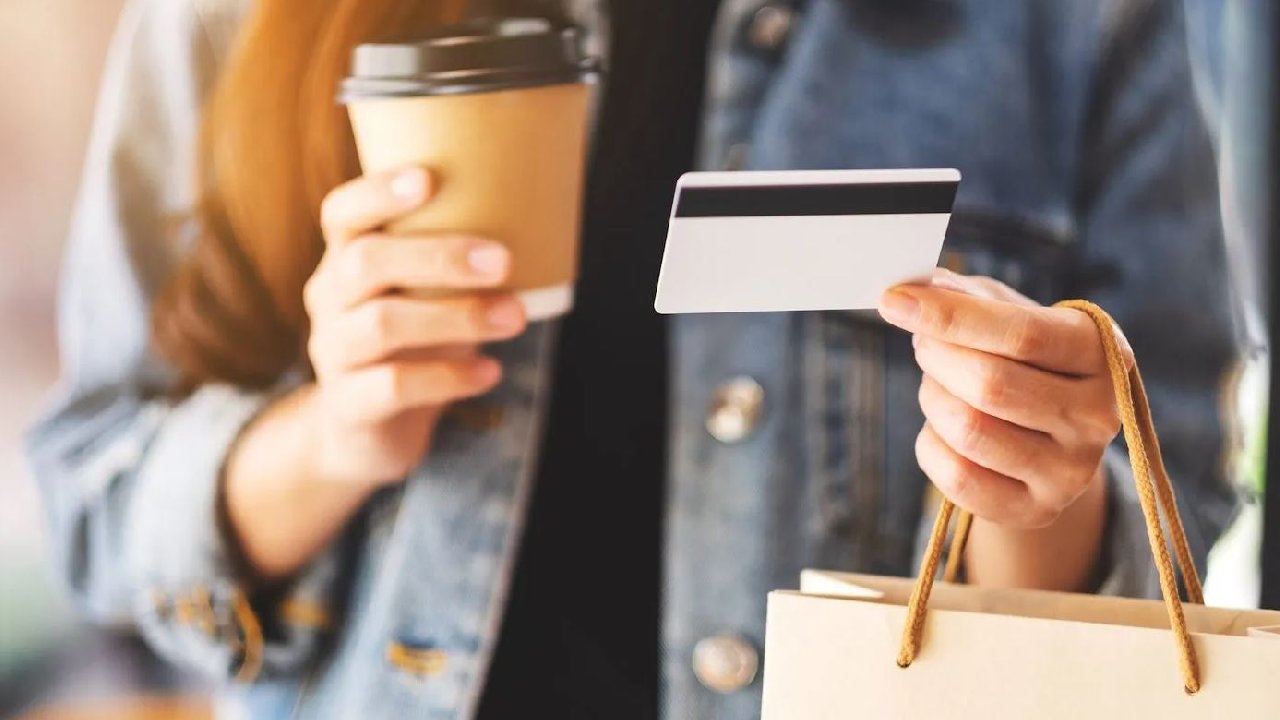 Alışverişten önce kahve içmeyin! Daha fazla para harcamanıza sebep oluyor...