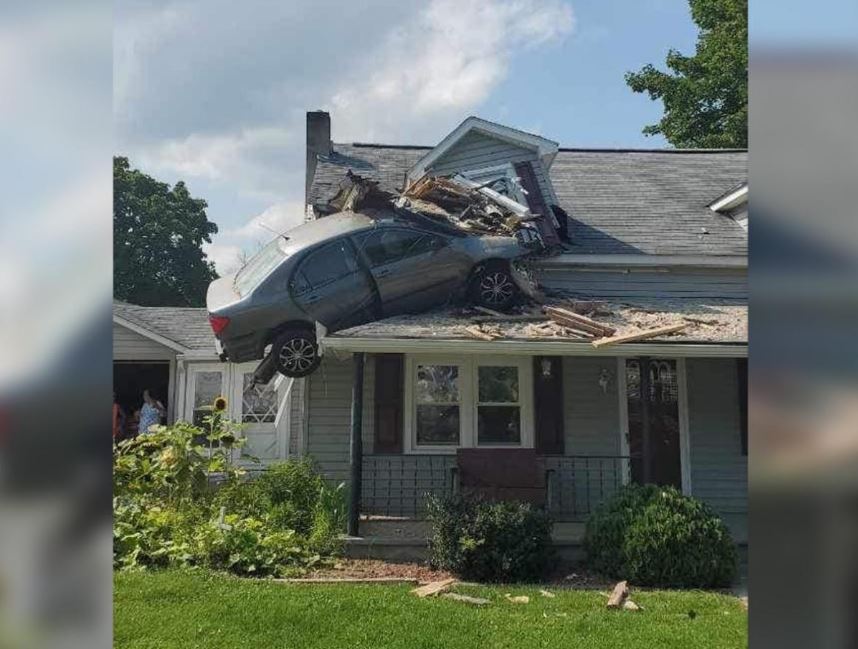 Otomobil Fırlayıp Evin İkinci Katına Girdi