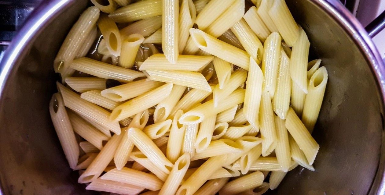 Artakalan Makarnayı Dökmeyin... Bu Tarifle Nefis Bir Akşam Yemeğine Çevirin!