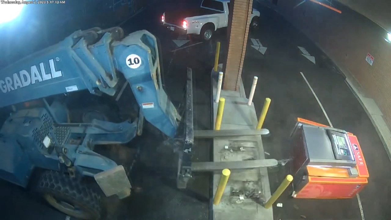 ATM’yi forklift ile çaldılar, kaçarken yolda düşürdüler
