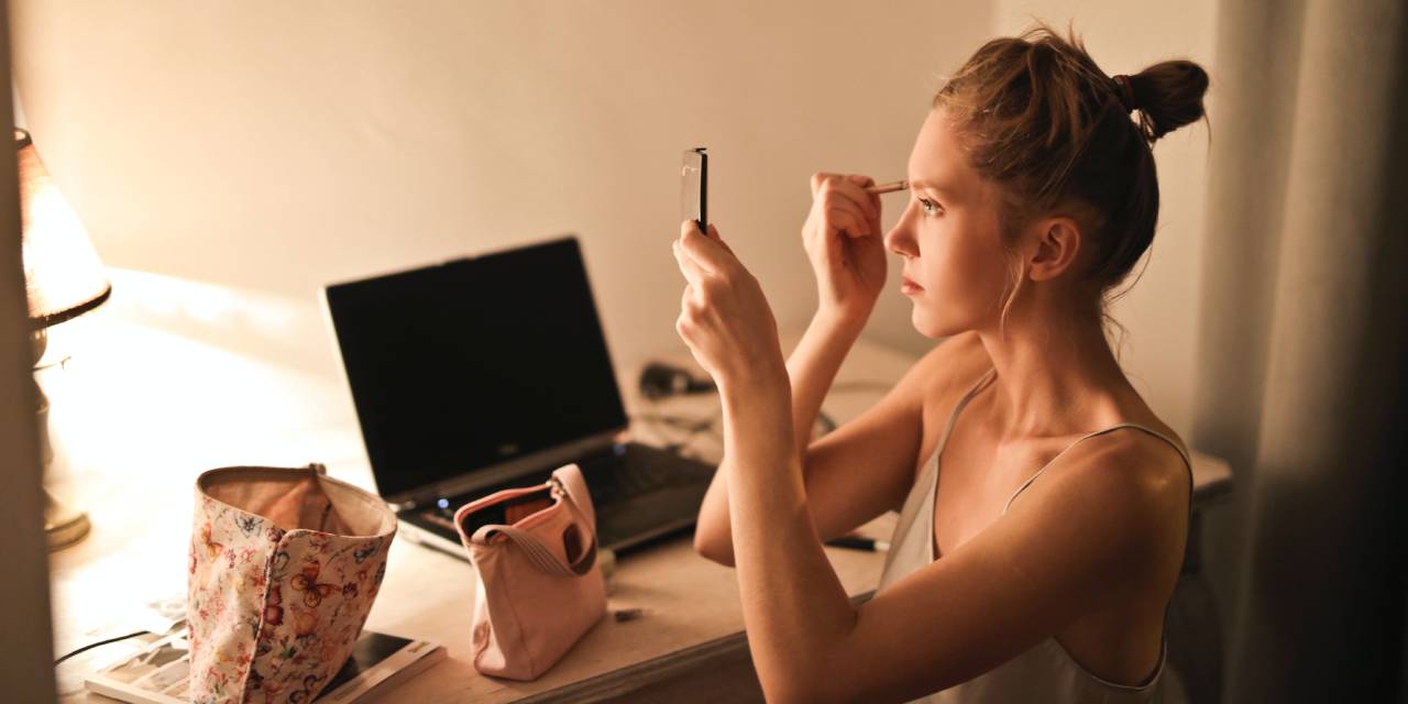 Sıcak Havalarda Nasıl Kalıcı Makyaj Yapılır?